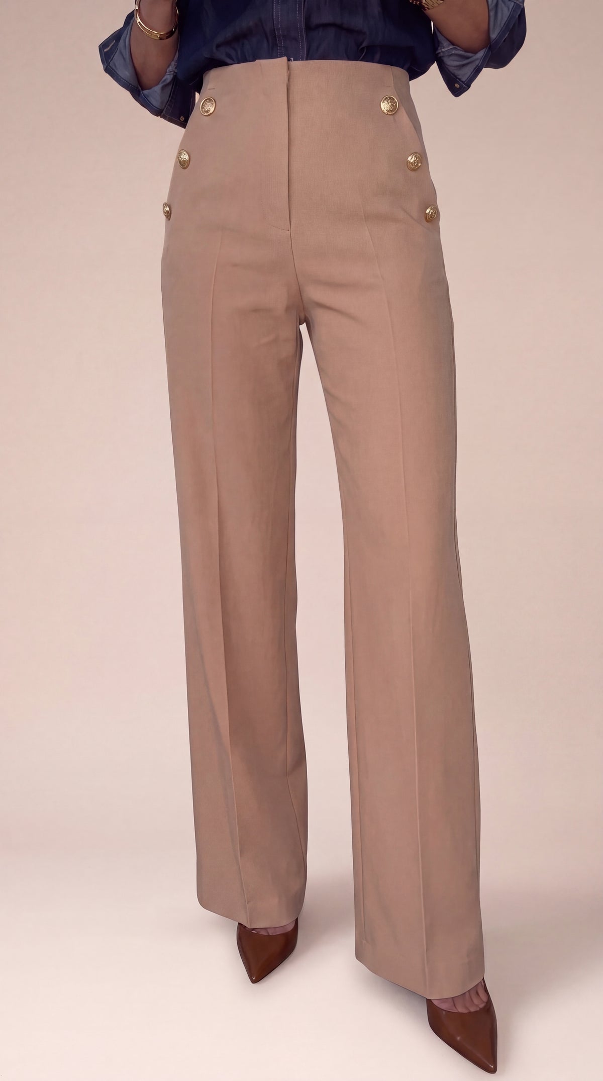 Pantalones Evaloria de Alma de Celisse en color oscuro, con diseño moderno y ajuste cómodo, en una vista frontal.